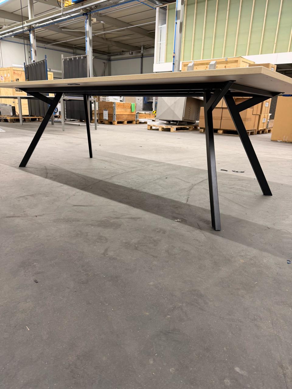 Grote vergadertafel 2 stuks