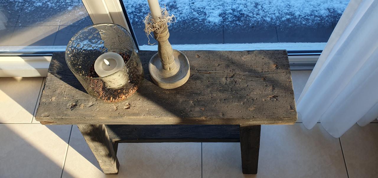 Oud houten bankje leuk ter decoratie