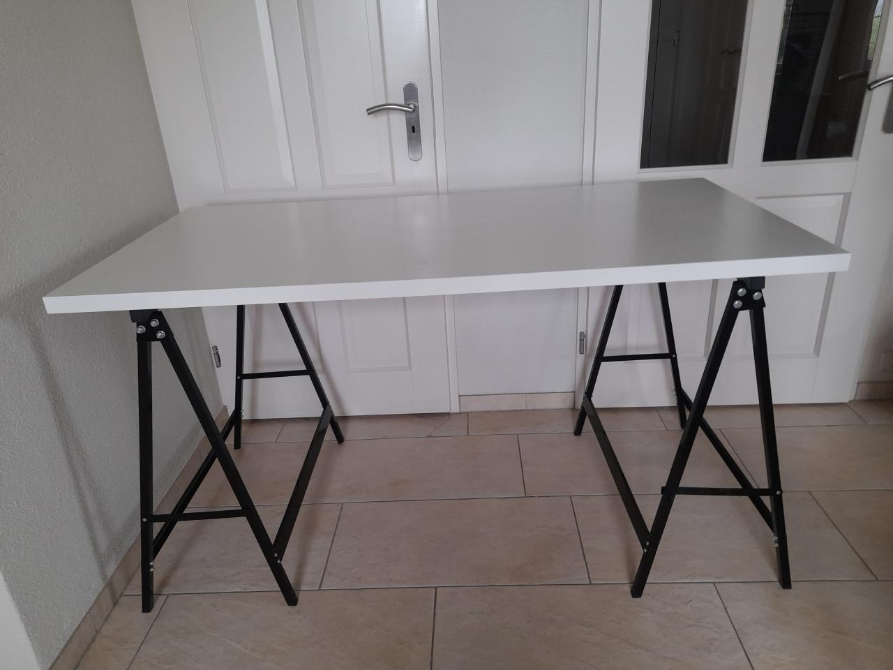 Bureau met schragen (in goede staat ) 150 x 75 x 83.5H