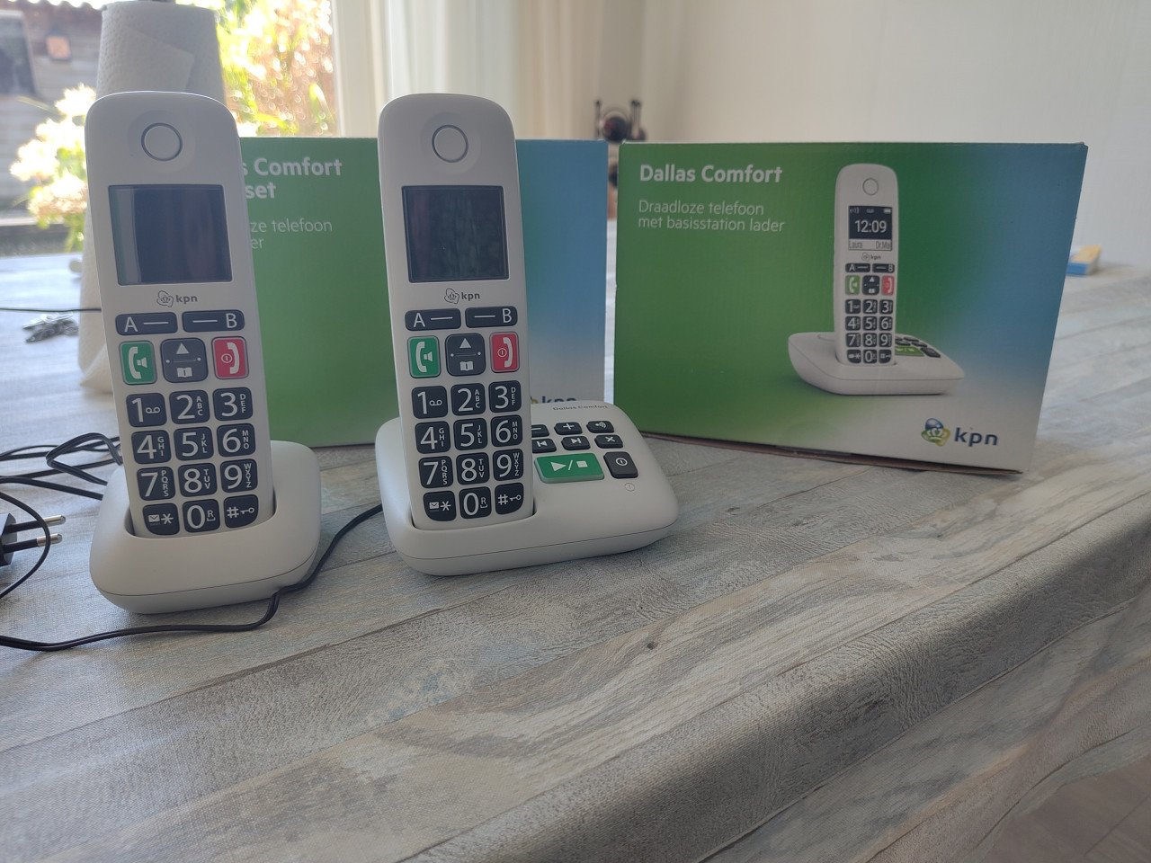 Telefoon met hoofdstation en telefoon met standaard