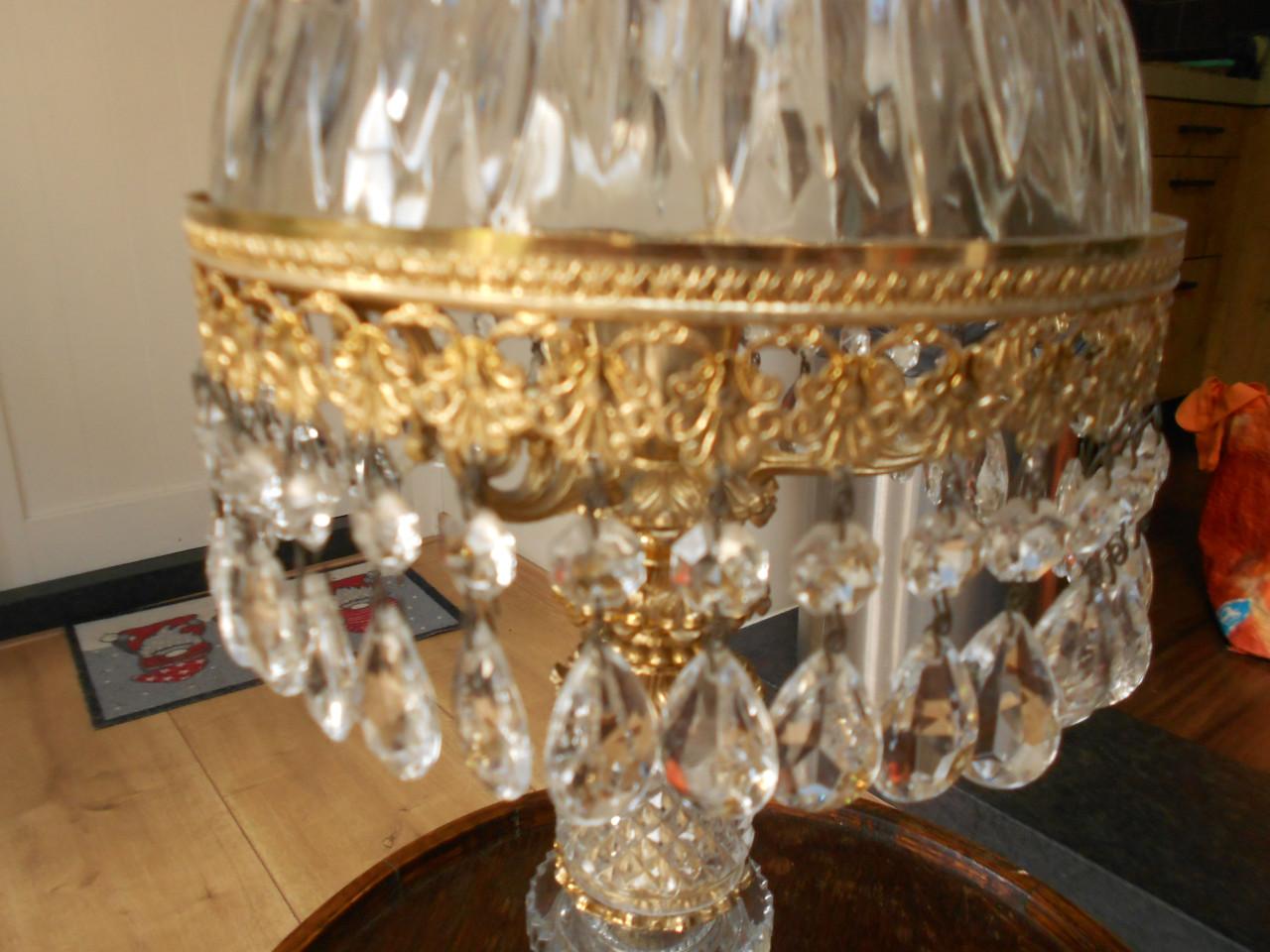 Vintage Franse tafellamp met cherub aan de bovenzijde.