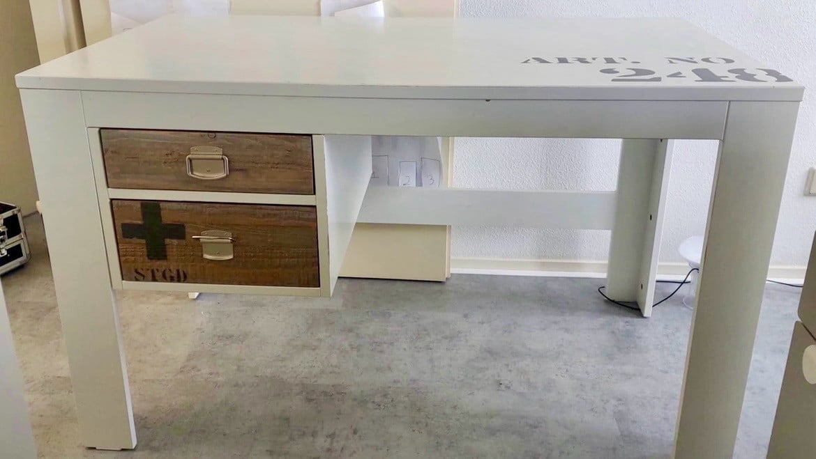 Kinderkamer: bed, nachtkastje, ophang plank en bureau
