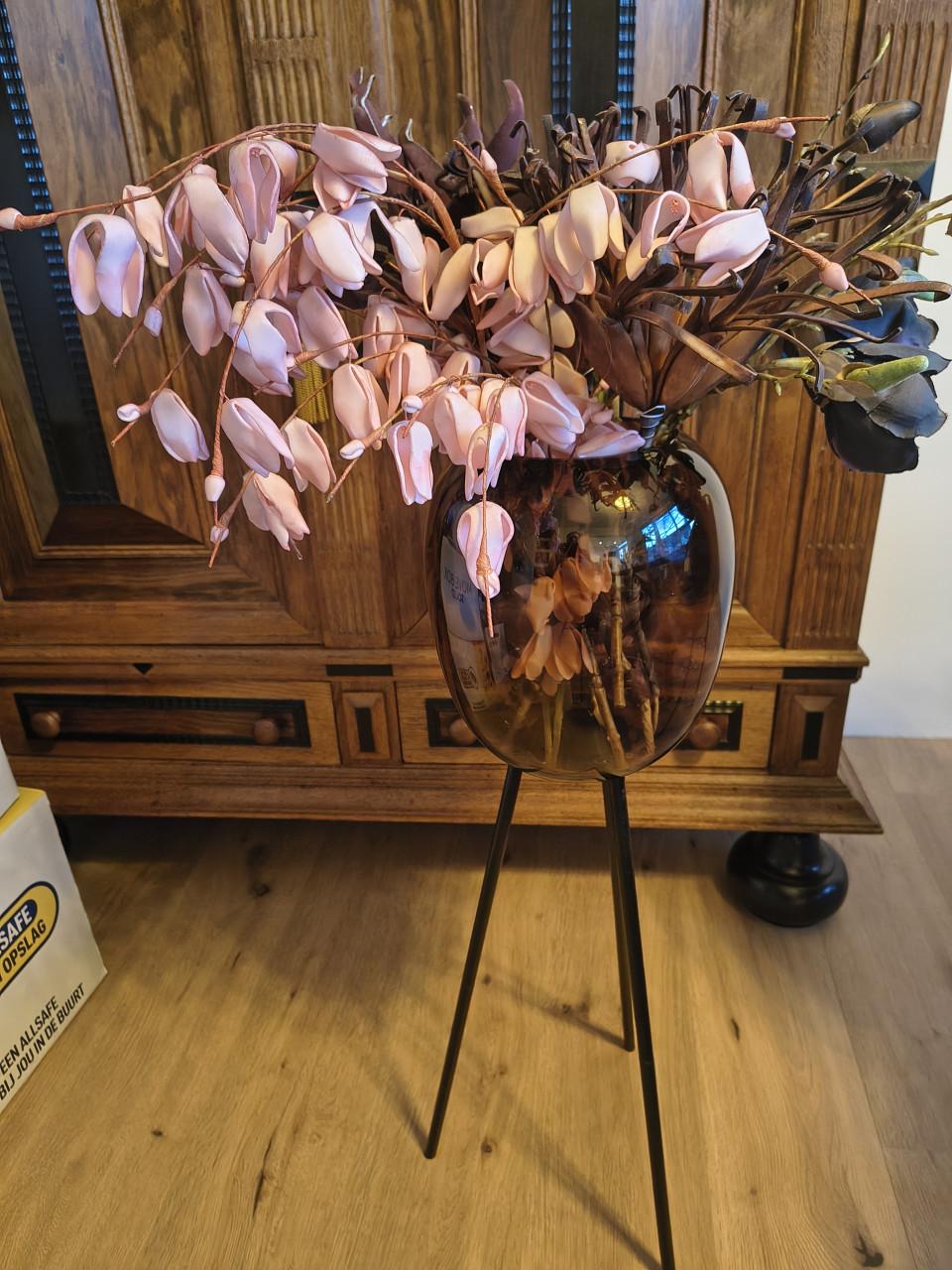 Boeket kunstbloemen in bijzondere vaas