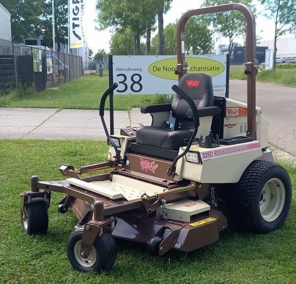 Grasshopper 325D-52 zij lossend/mulch