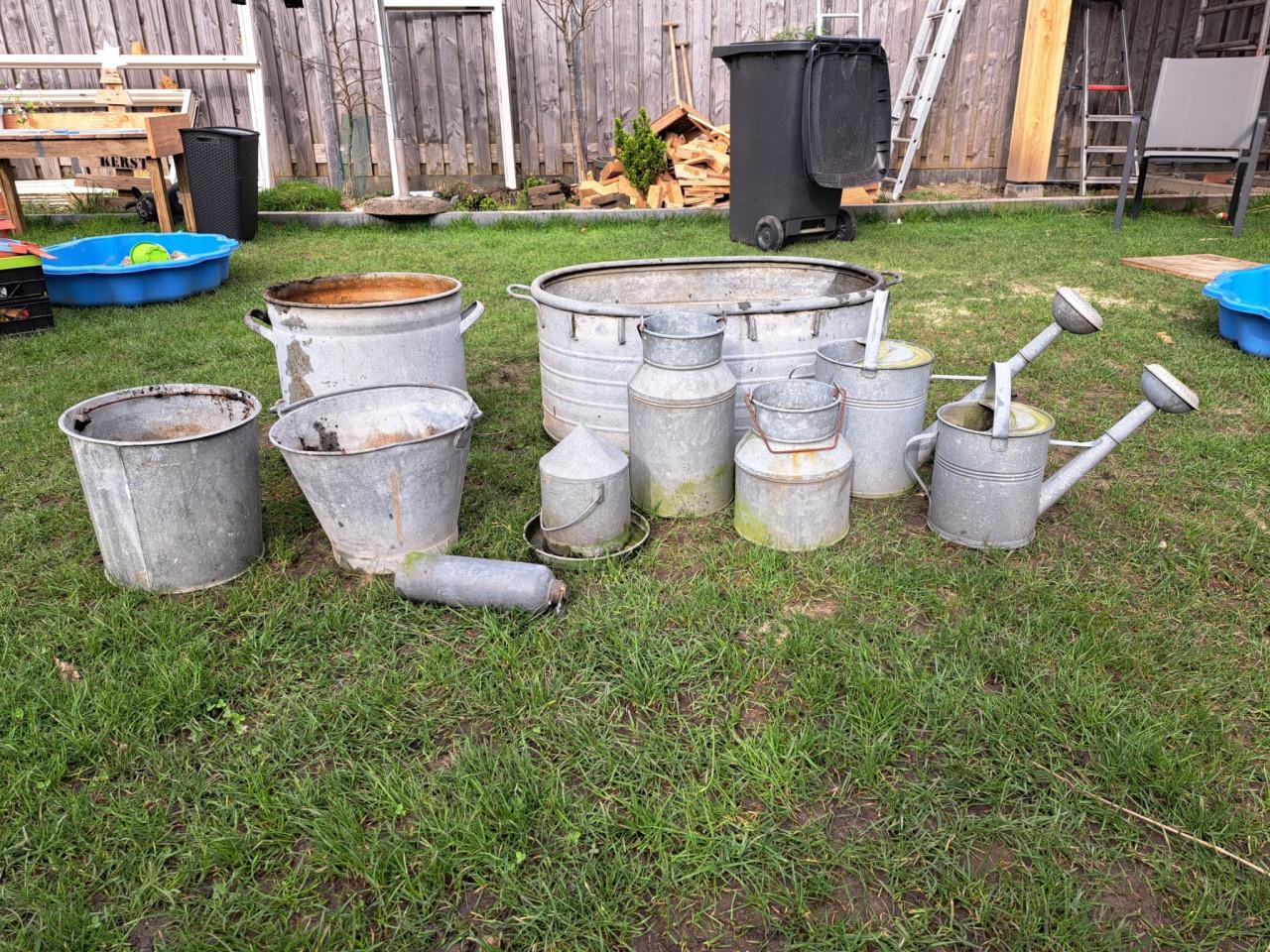 Zinken emmers voor in de tuin