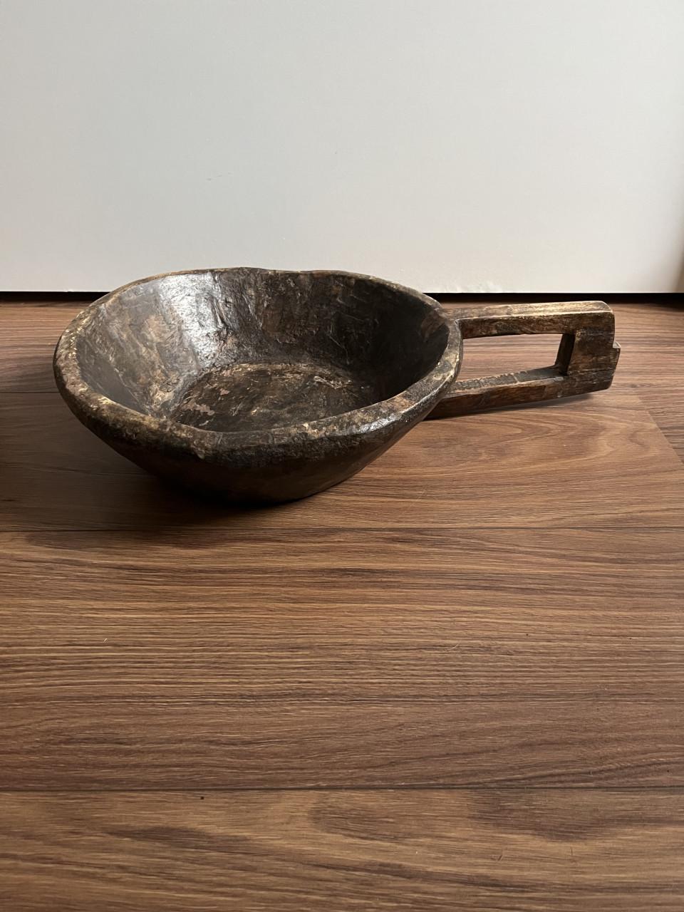 Houten schaal met handvat