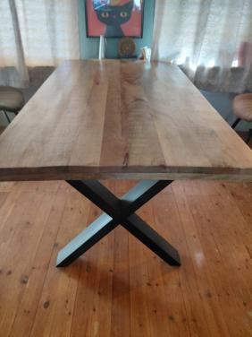 Robuuste eettafel nieuwstaat