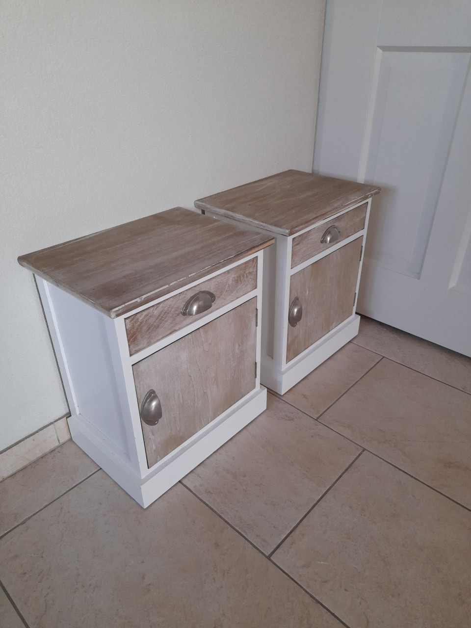2 nachtkastjes 38 x 28 x 45H (in goede nette staat )