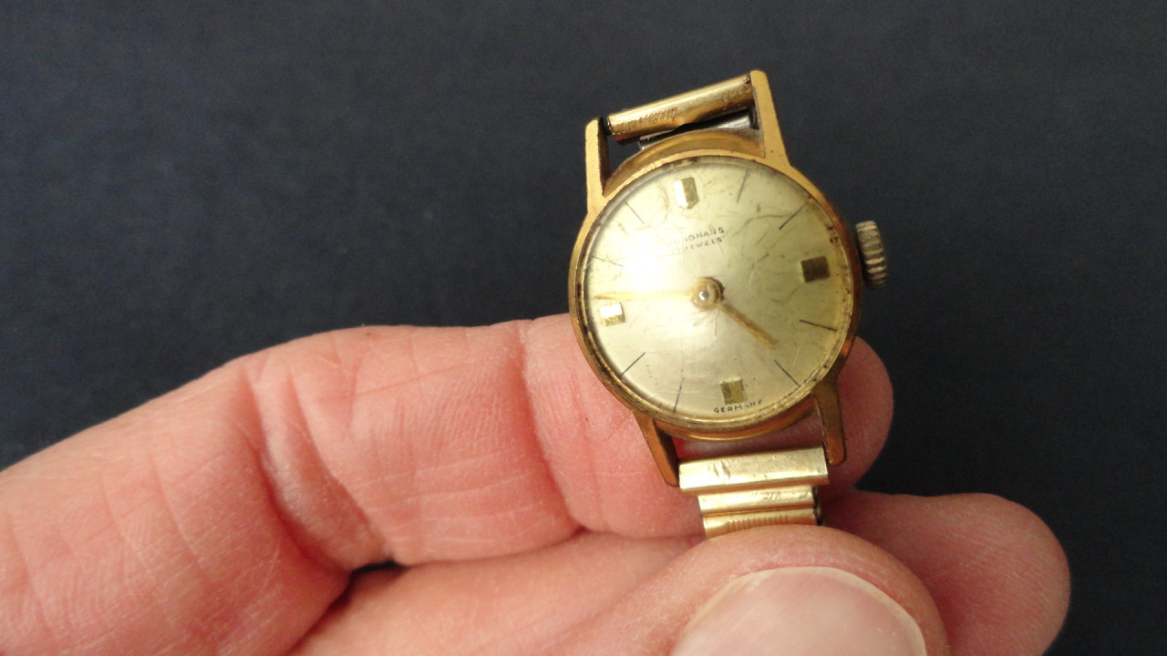 Junghaus horloge – doublé ? Klein klokje – voor onderdelen? Prijs € 5,00