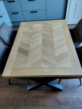 Handgemaakte eet tafel, hout, stalen poten, visgaat