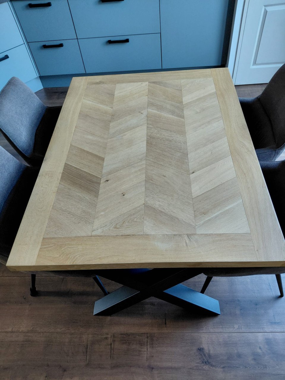 Handgemaakte eet tafel, hout, stalen poten, visgaat