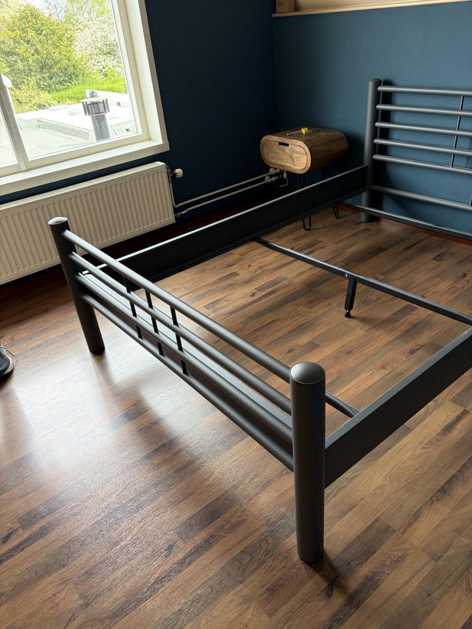 Compleet industrieel bed met nachtkastjes en auping matras