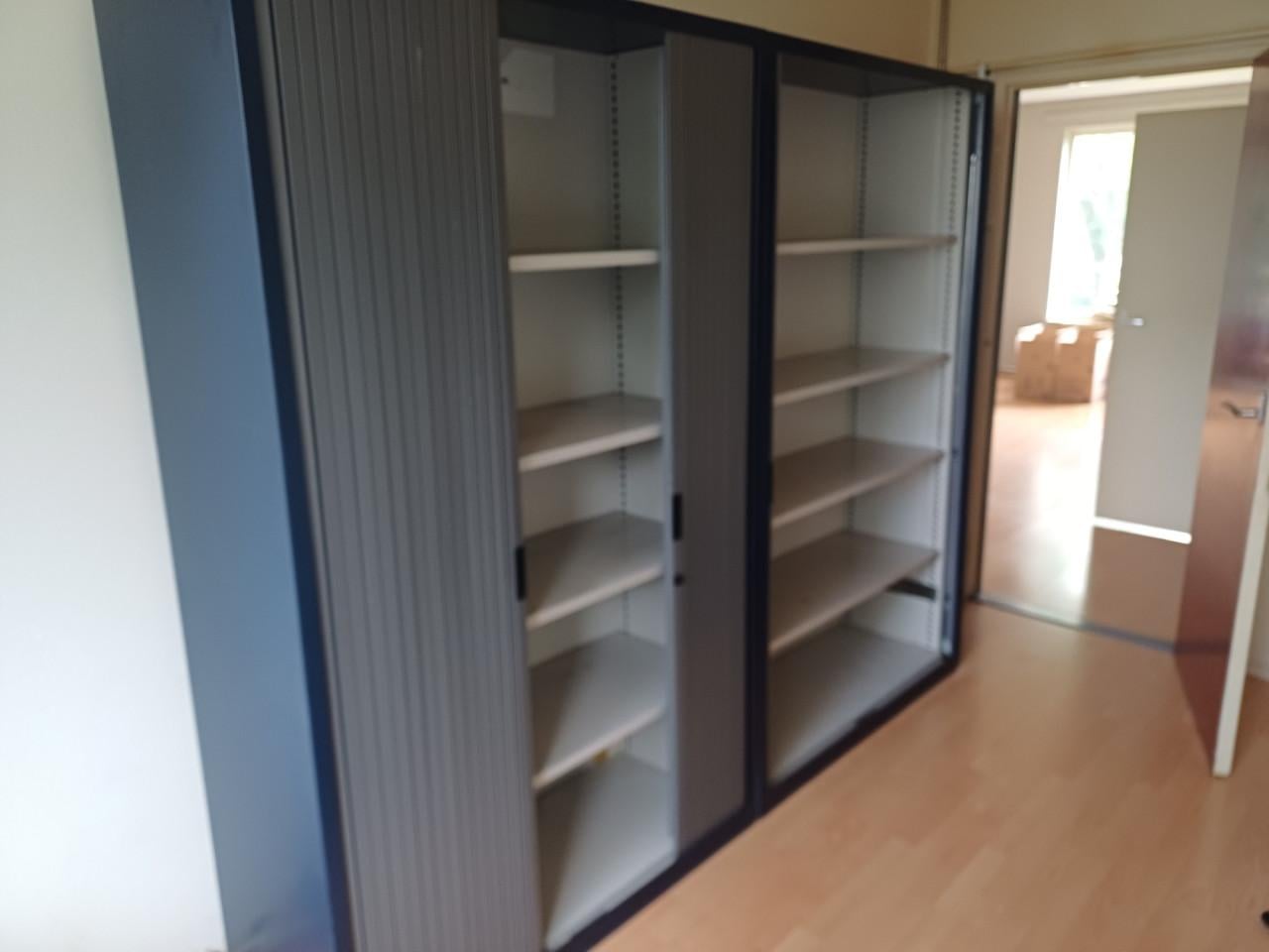 2 x roldeurkast... samen 120 euro  (Koopje)