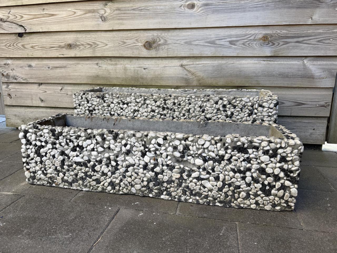 2 plantenbakken kiezelstenen op beton 80cm