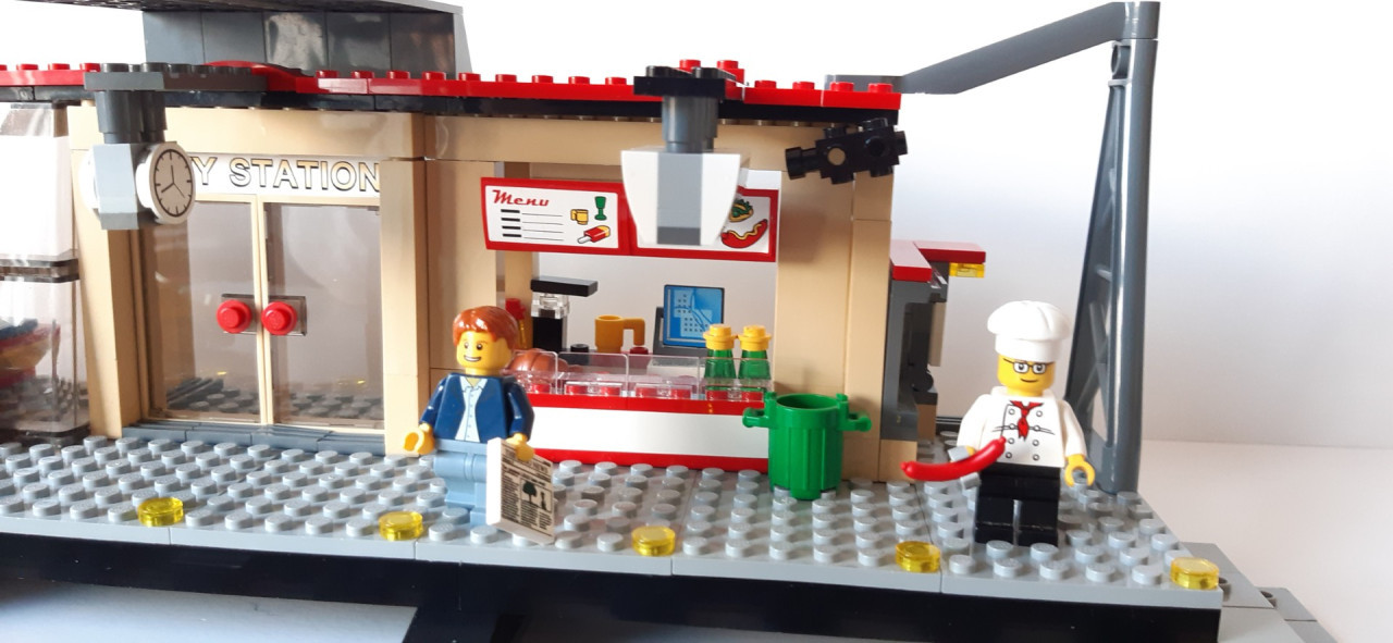 Lego City treinstation 60050: met taxi en 5 minifiguren