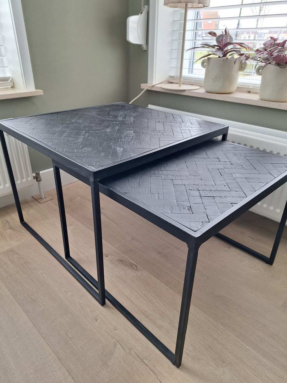 Mooie set salon/ bijzettafels Zwart hout met stalen poten/frame