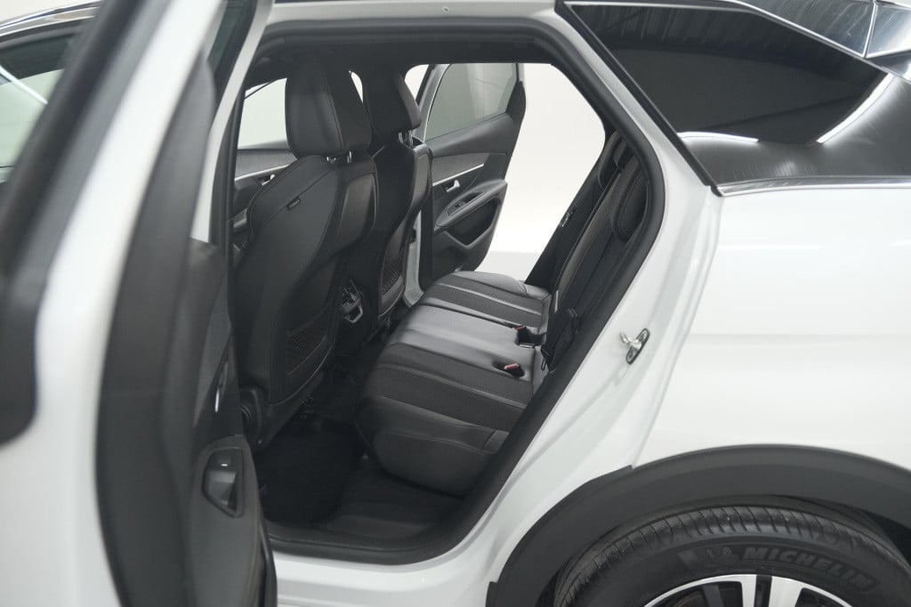 Peugeot 3008 puretech 130 gt-line | camera | dodehoekdetectie | navigatie |