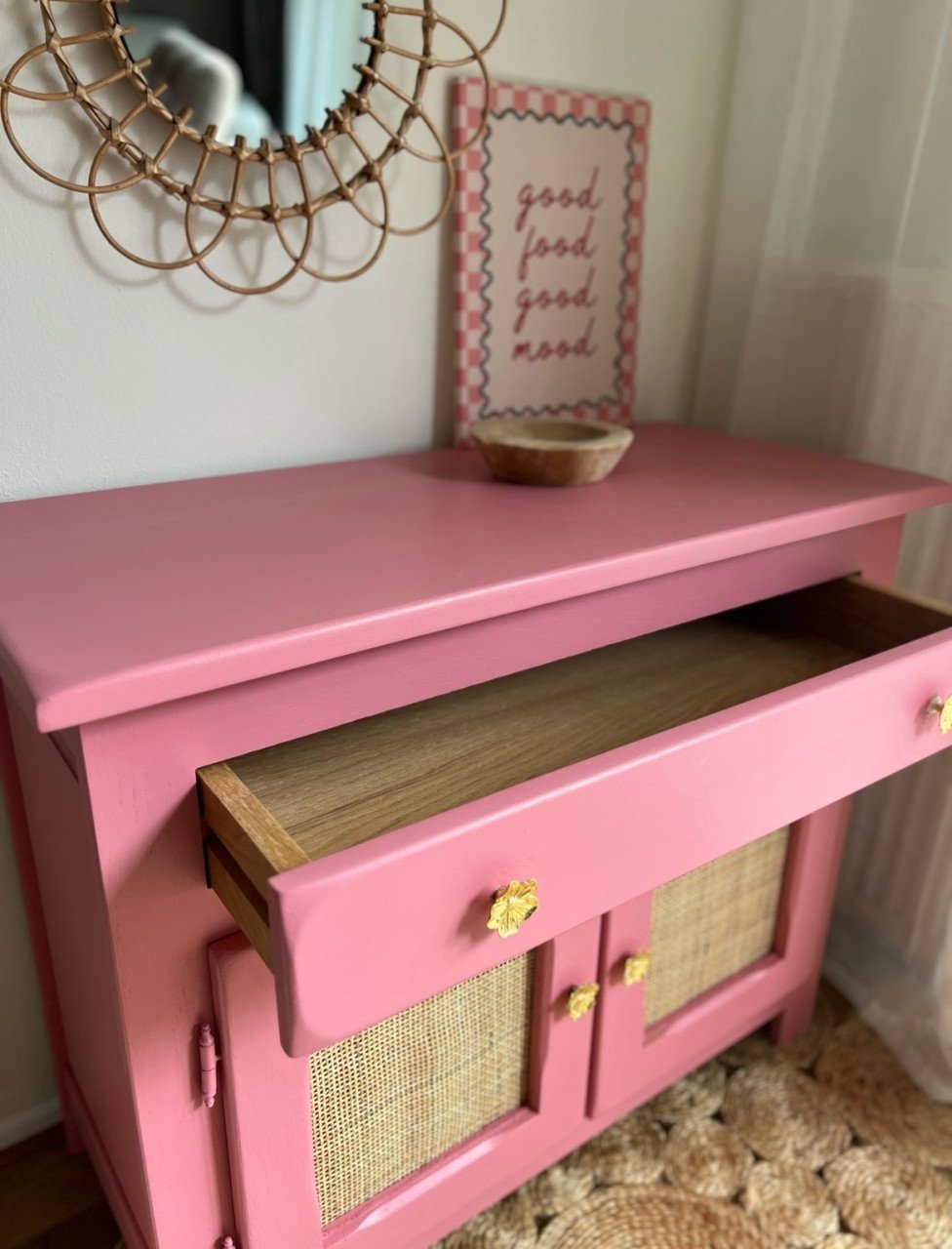 Gerestyled roze dressoir / commode – massief hout & rotan