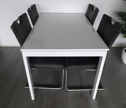 Eetkamertafel en stoelen