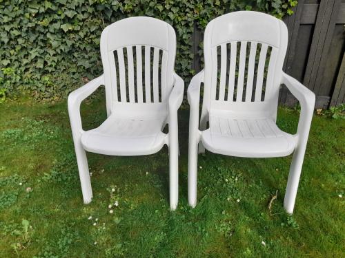 2 Tuinstoelen (stapelbaar) in goede staat