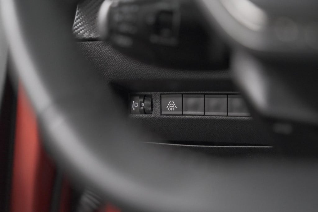 Peugeot 208 puretech 100 eat8 allure pack | camera | navigatie | apple carp