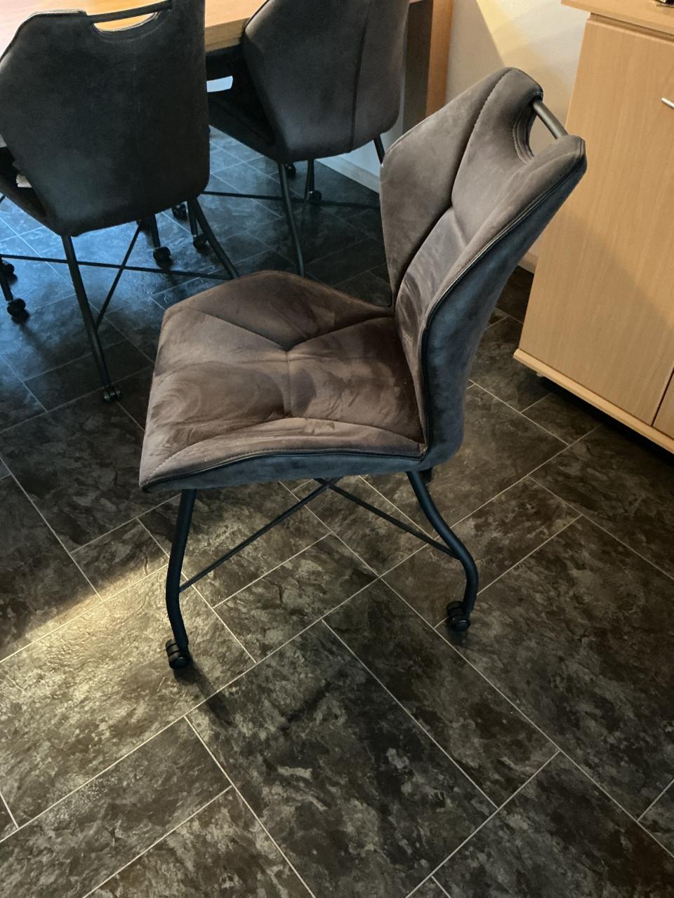 Eetkamertafel, salontafel en bijzettafel