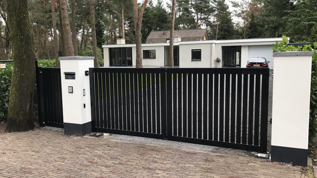 NIEUW: Direct uit voorraad leverbaar Lamellen poort 360 cm breed.