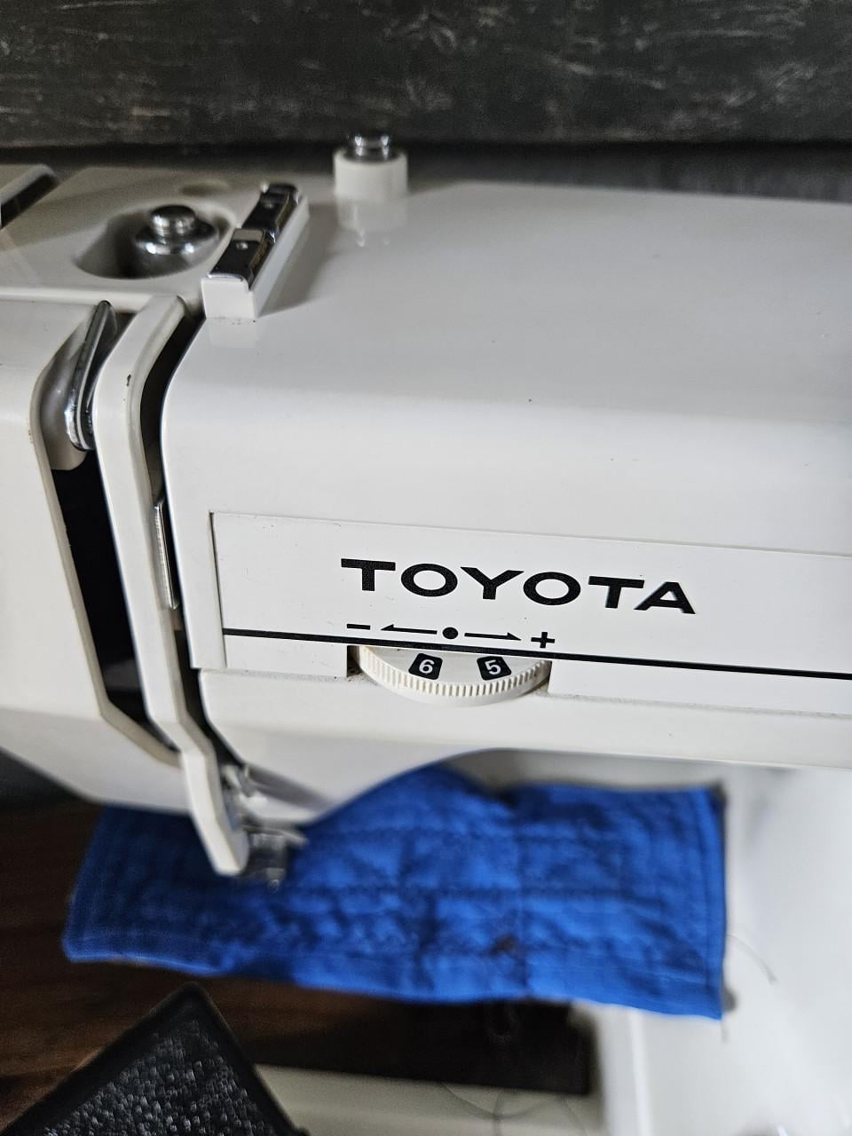 Toyota Naaimachine Model 590E - Compleet met Accessoires