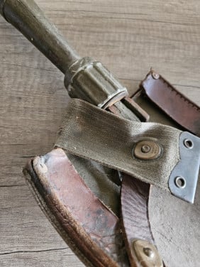 Mooie militaria WO 2 veldschep met mooie leren koker...