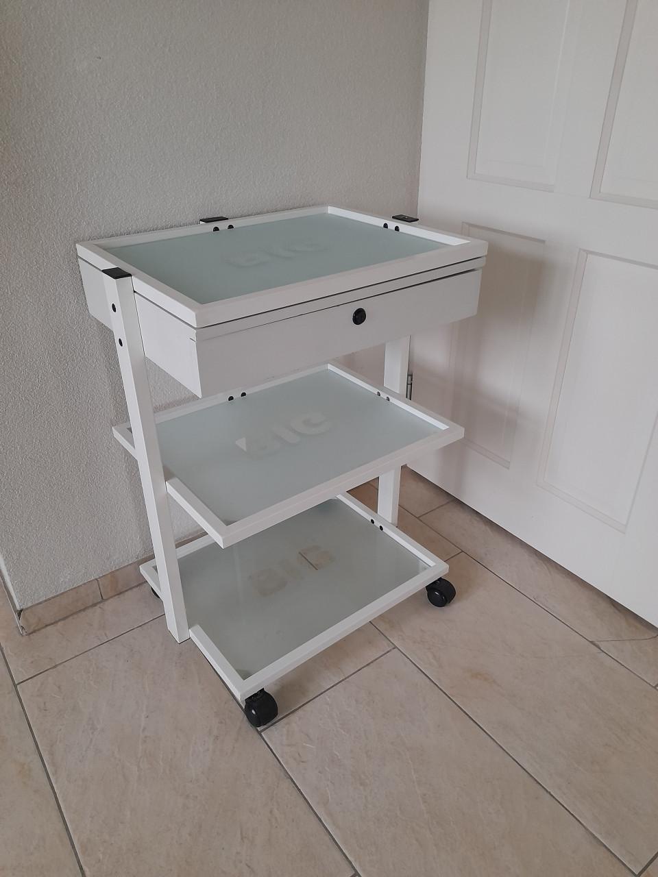Kaptafel / Make up tafel op wielen (47 x 60 x 80H) in goede nette staat!