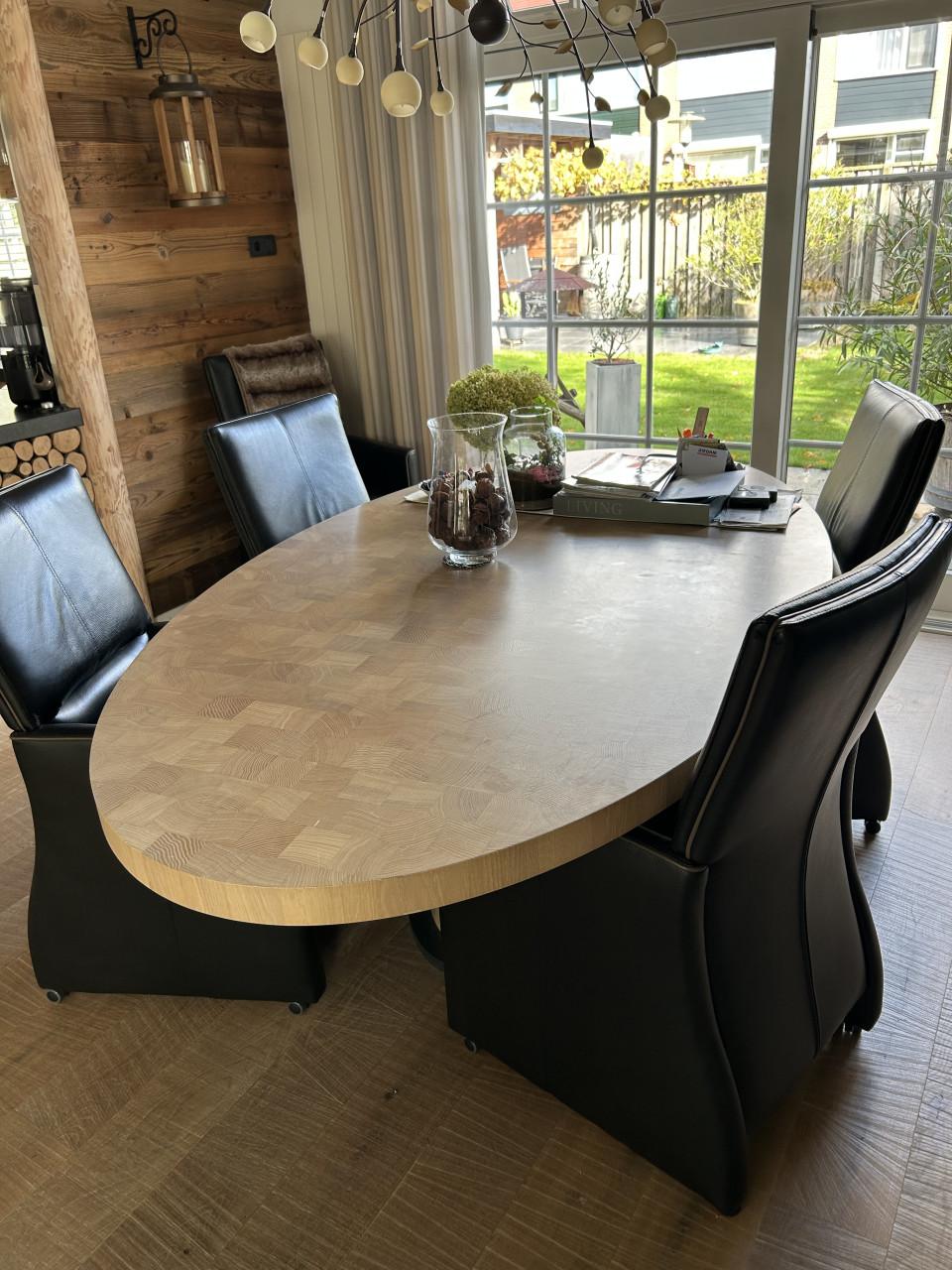 Houten Eetkamertafel en 6 lederen stoelen