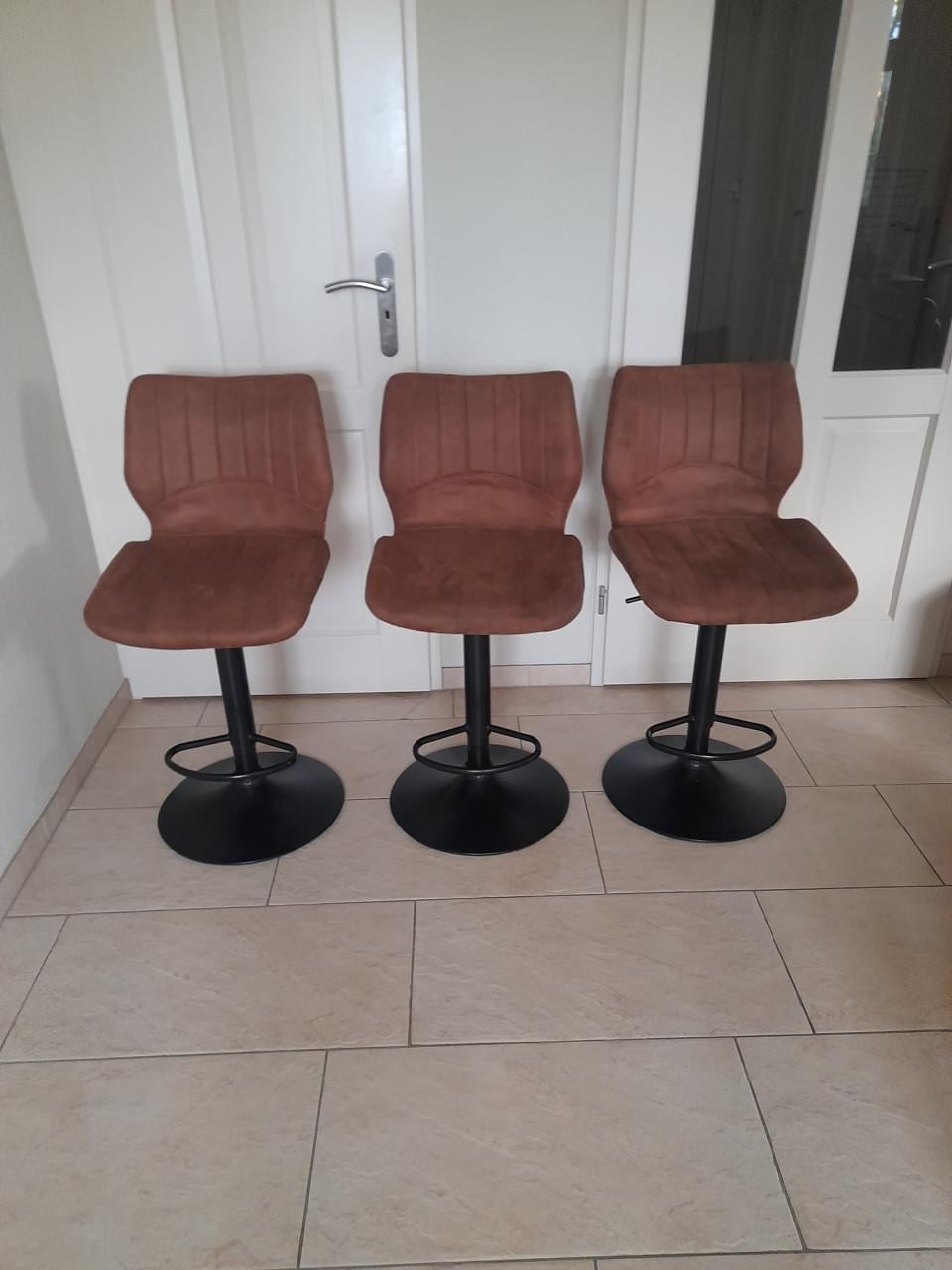 3 Barkrukken (in goede nette staat )  €25 per stuk