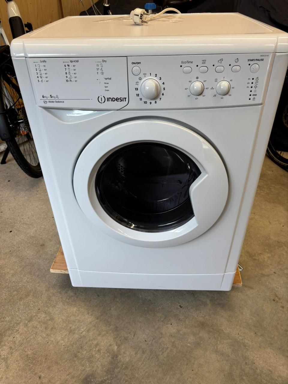 Te koop keurige wasmachine en droger in een