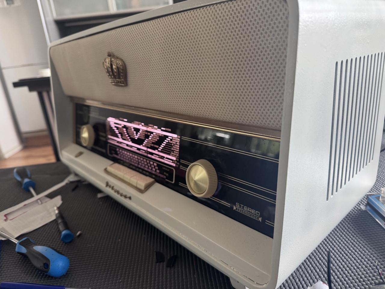 Oude radio.  Schitterende Aristona 1961 omgebouwd