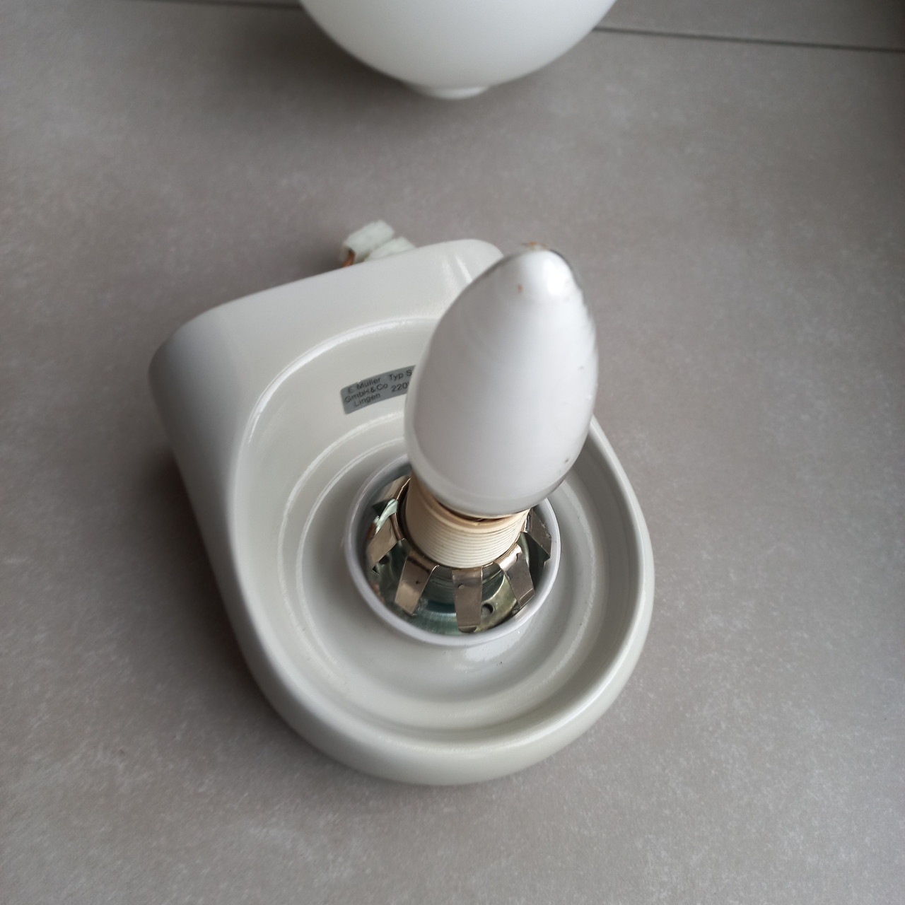 Vintage badkamer lamp van .E muller typ s1290 .