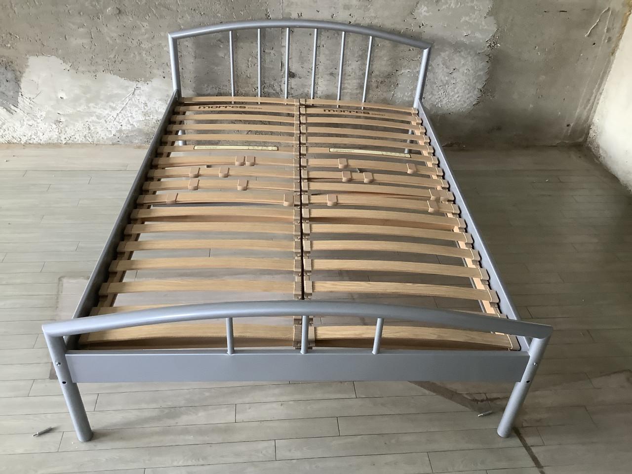 Bed 140x200cm metaal. Met 2 lattenbodems van 70x200cm