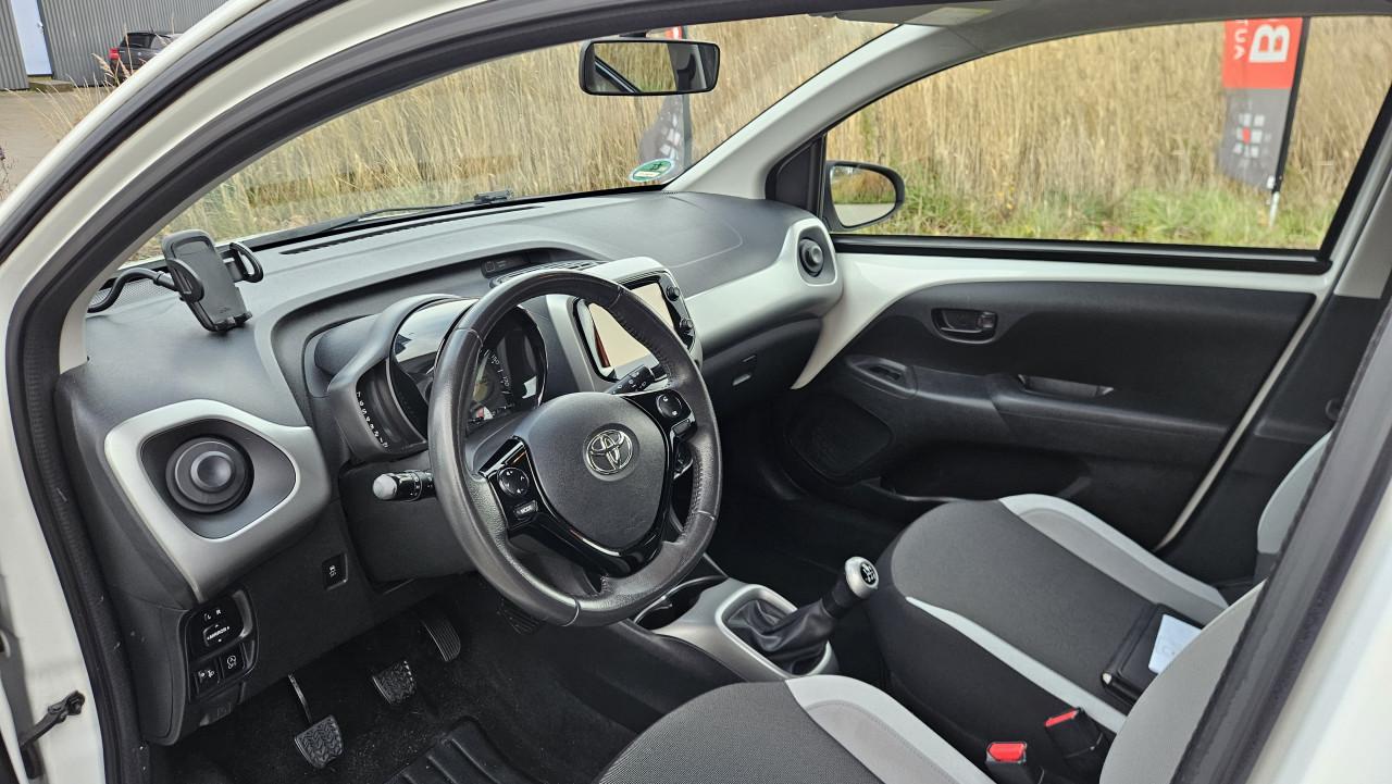 Zuinige TOYOTA AYGO 1.0 VVTi X-PLAY 5drs NL-AUTO / NAP / NW MODEL