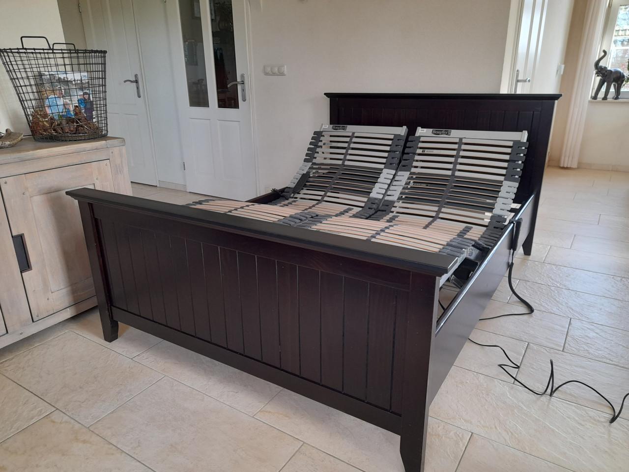 140 x 200 Bed met bossflex elektrisch verstelbare lattenbodems ( i.g.st. )