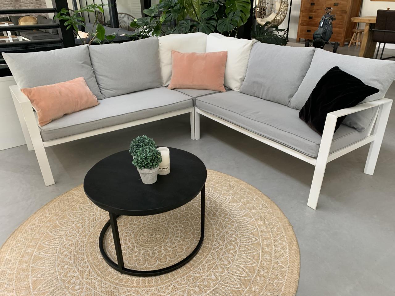 Wit aluminium loungeset, met schone kussens, en tafel.