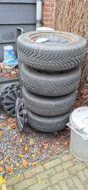 Winterbanden op stalen velgen.