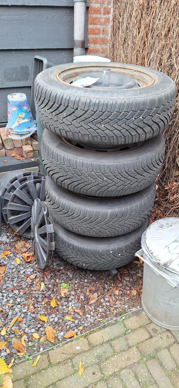 Winterbanden op stalen velgen.