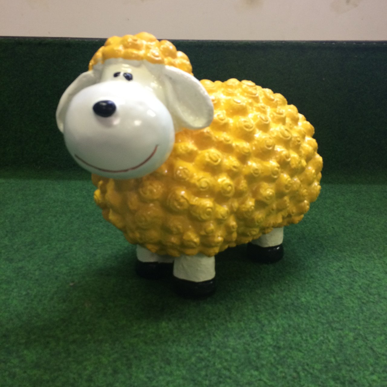 Coole gele tuinkabouter met zonnebril