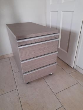 Ladenblok 80 x 42 x 55H  (z.g.a.n.) met sleutel!