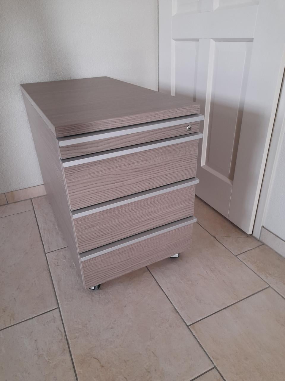 Ladenblok 80 x 42 x 55H  (z.g.a.n.) met sleutel!