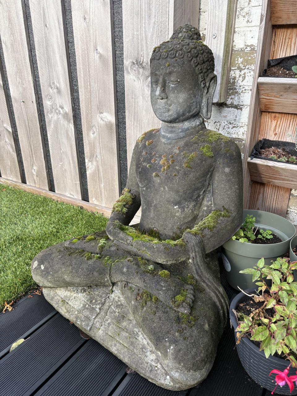 Groot zittend Boeddha stenen beeld winterhard, 80 cm hoog