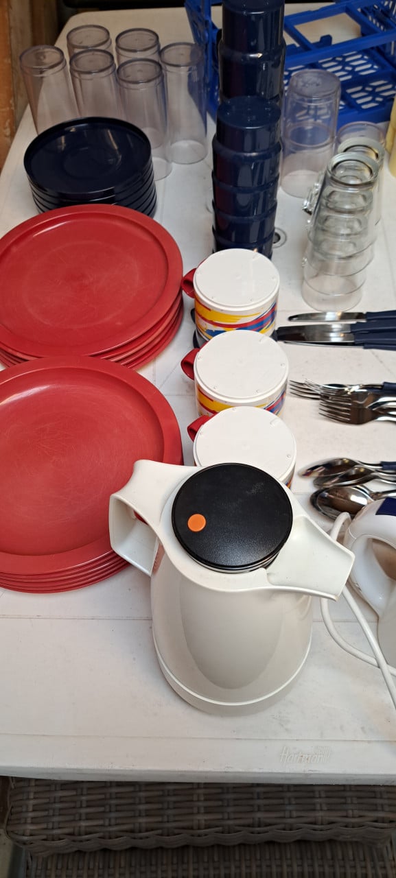 Camping servies 5 a 6 persoons zeer compleet