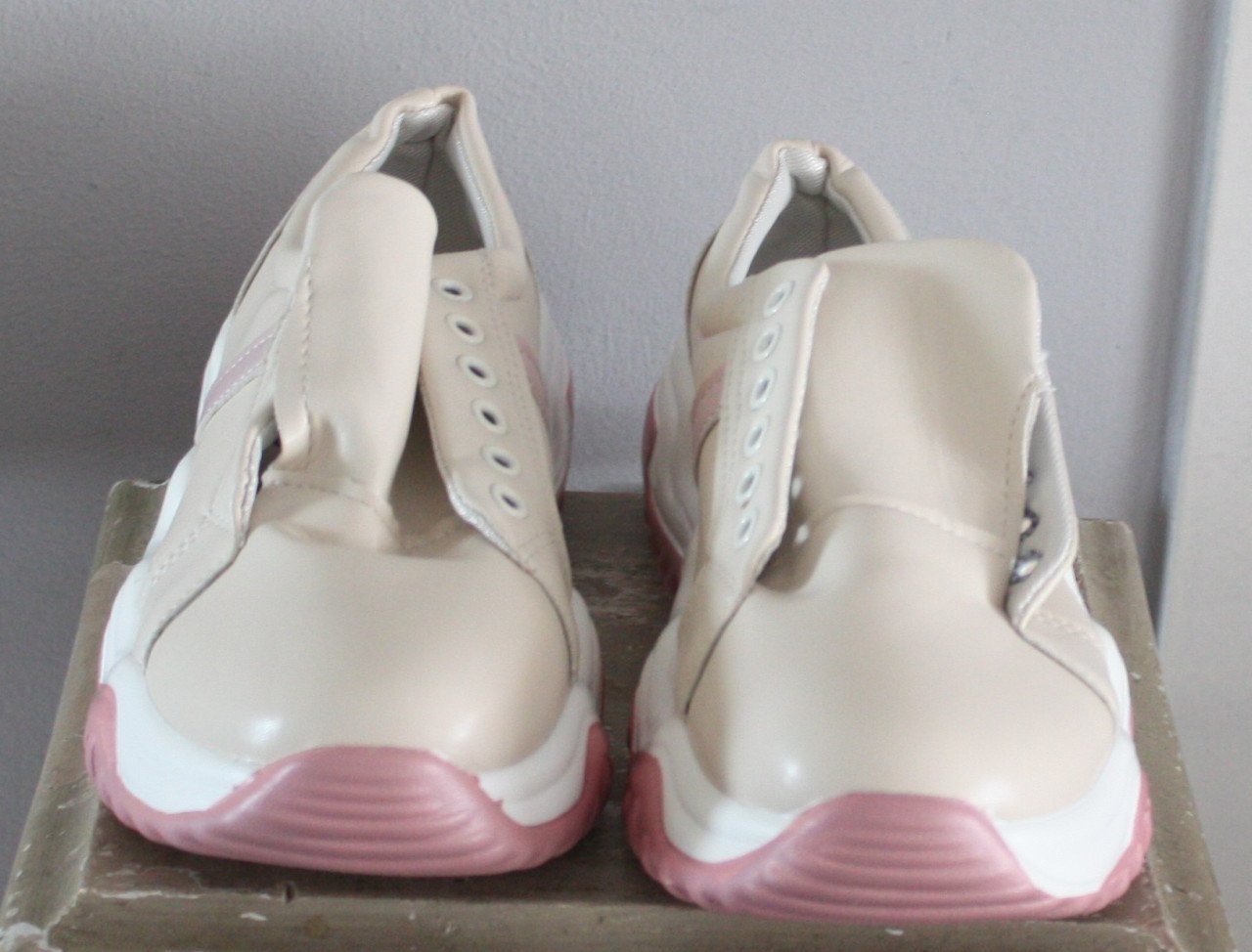 Nieuwe gympen roze beige  maat 38