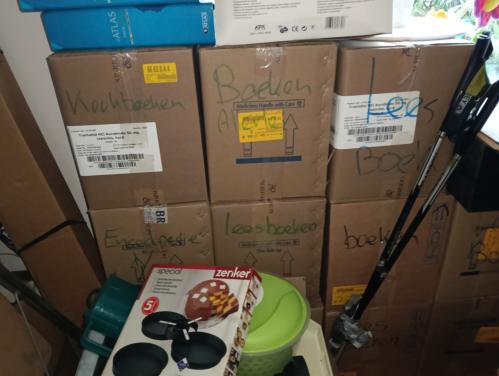 Diverse dozen met leesboeken/romans/thrillers