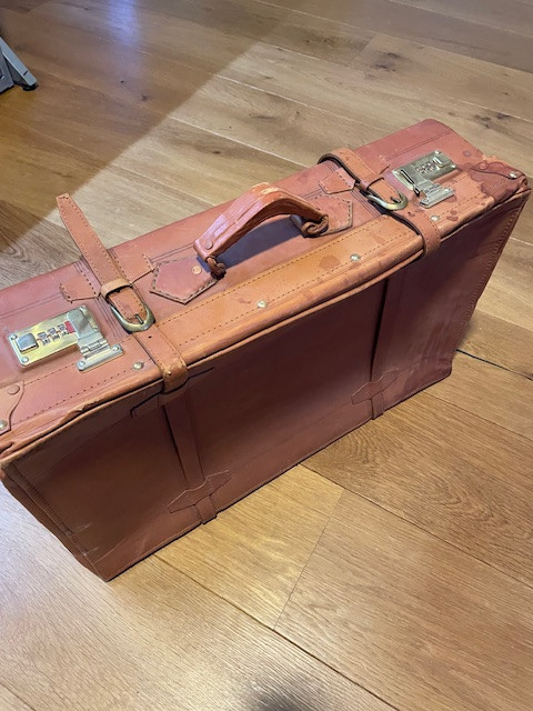 Oldtimer koffer (leder) voor achterop.