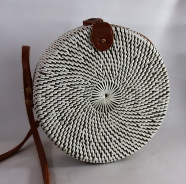 Ronde witte tas met leren riem
